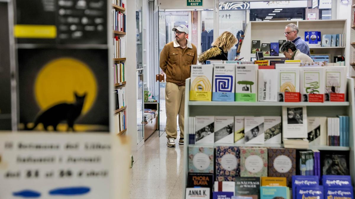 El interior de la librería Embat, una de las participantes