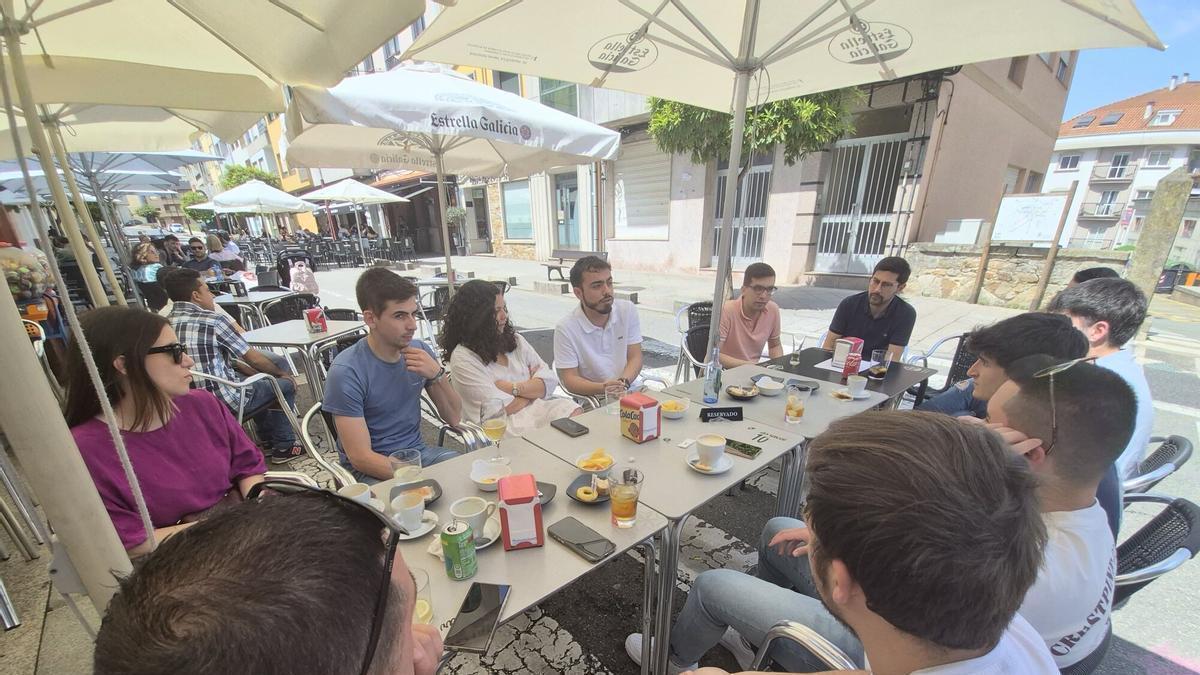 Raúl Santamaría, con militantes de NNXX de Deza, en un encontro en Lalín.