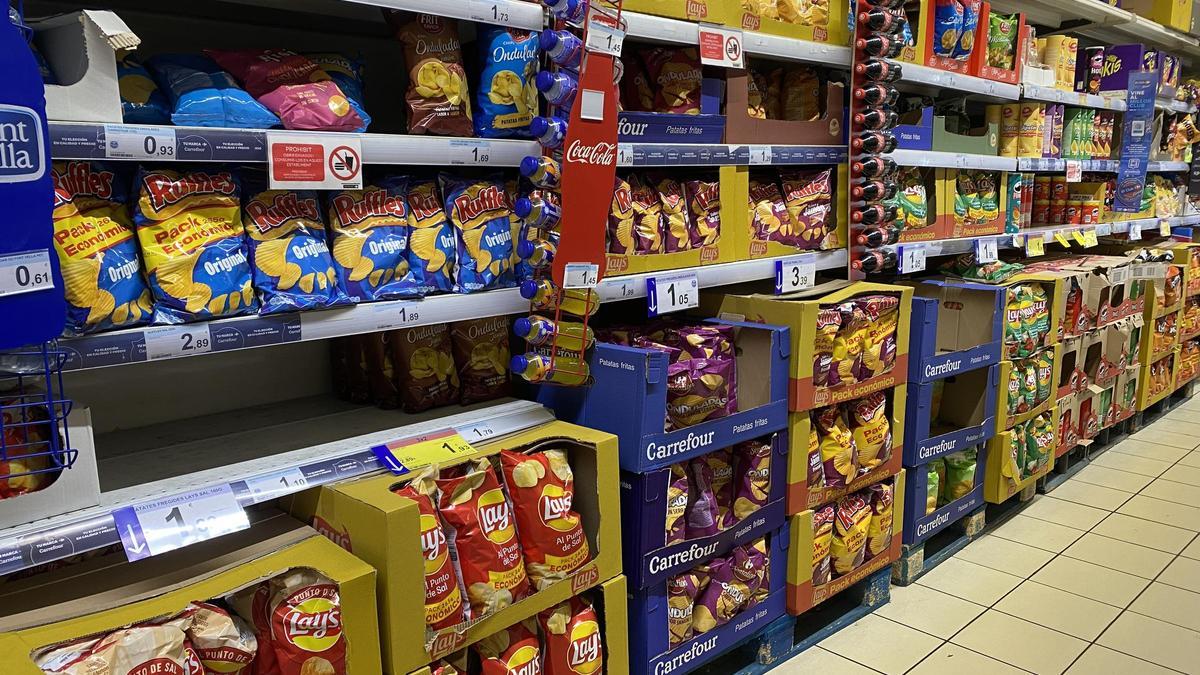 Varias bolsas de Lay's y Ruffles en un hipermercado Carrefour, en Barcelona