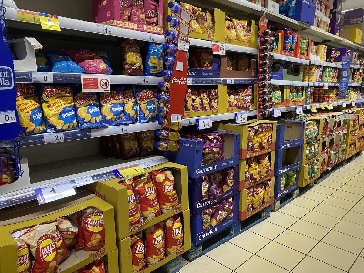 Varias bolsas de Lay's y Ruffles en un hipermercado Carrefour, en Barcelona