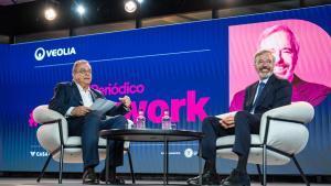 El presidente del Gobierno de Aragón, Jorge Azcón, y Albert Sáez, director de Contenidos de Prensa Ibérica, participan en un encuentro del ciclo Afterwork celebrado en Barcelona