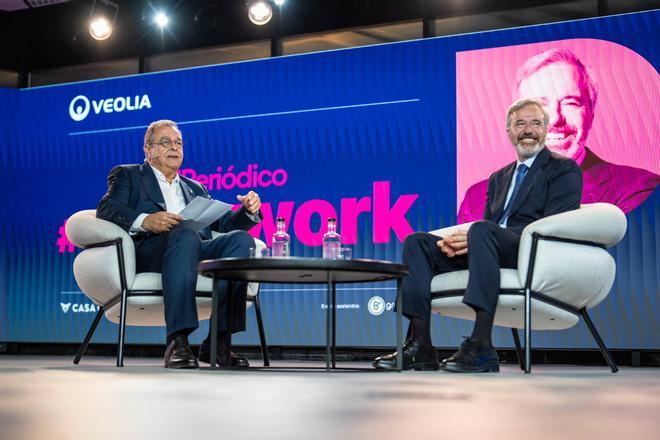 El presidente del Gobierno de Aragón, Jorge Azcón, y Albert Sáez, director de Contenidos de Prensa Ibérica, participan en un encuentro del ciclo Afterwork celebrado en Barcelona