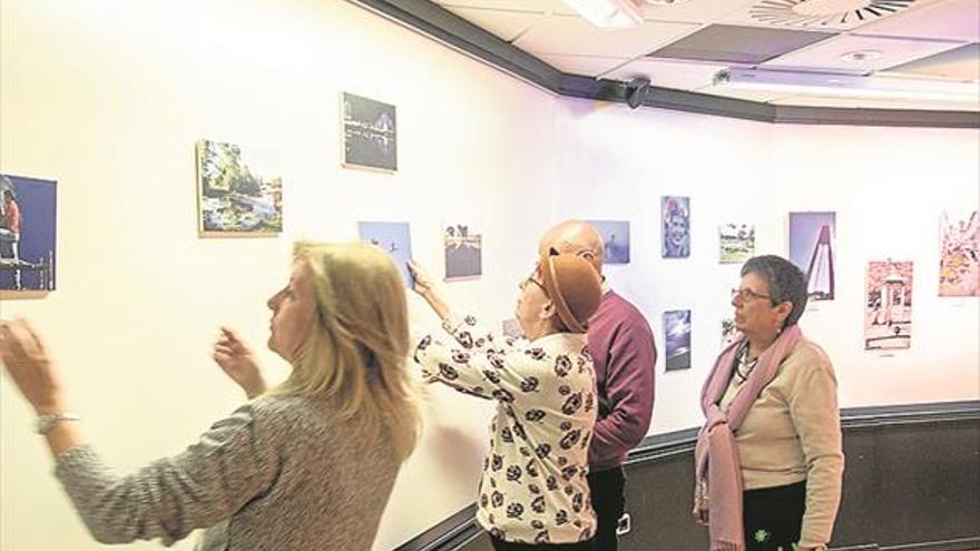 Alumnos de la universidad de mayores muestran sus fotos en El Corte Inglés