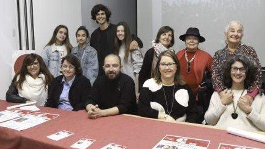 Presentación, ayer en el centro juvenil C19, de la exposición de arte a beneficio de la Fundación Vicente Ferrer.