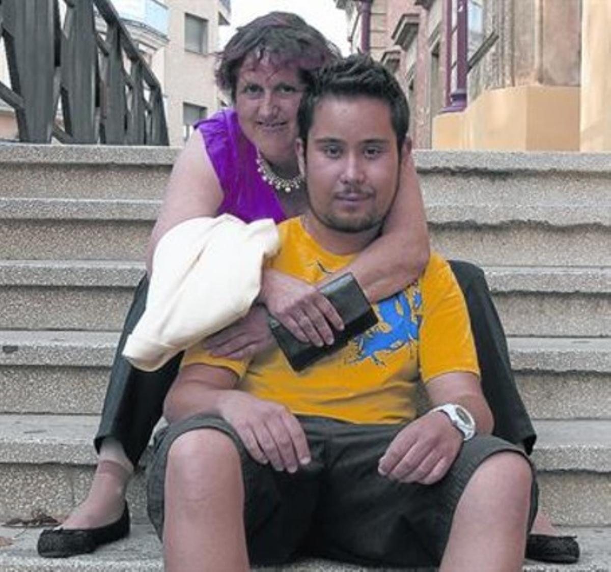 Inés abraça l’Izhan, a qui s’estima com un fill, al Vendrell. Inés abraça l’Izhan, a qui s’estima com un fill, al Vendrell.