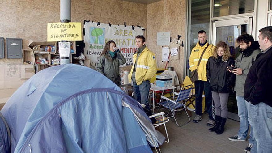 Un grupo de trabajadores está acampado en señal de protesta por los despidos.