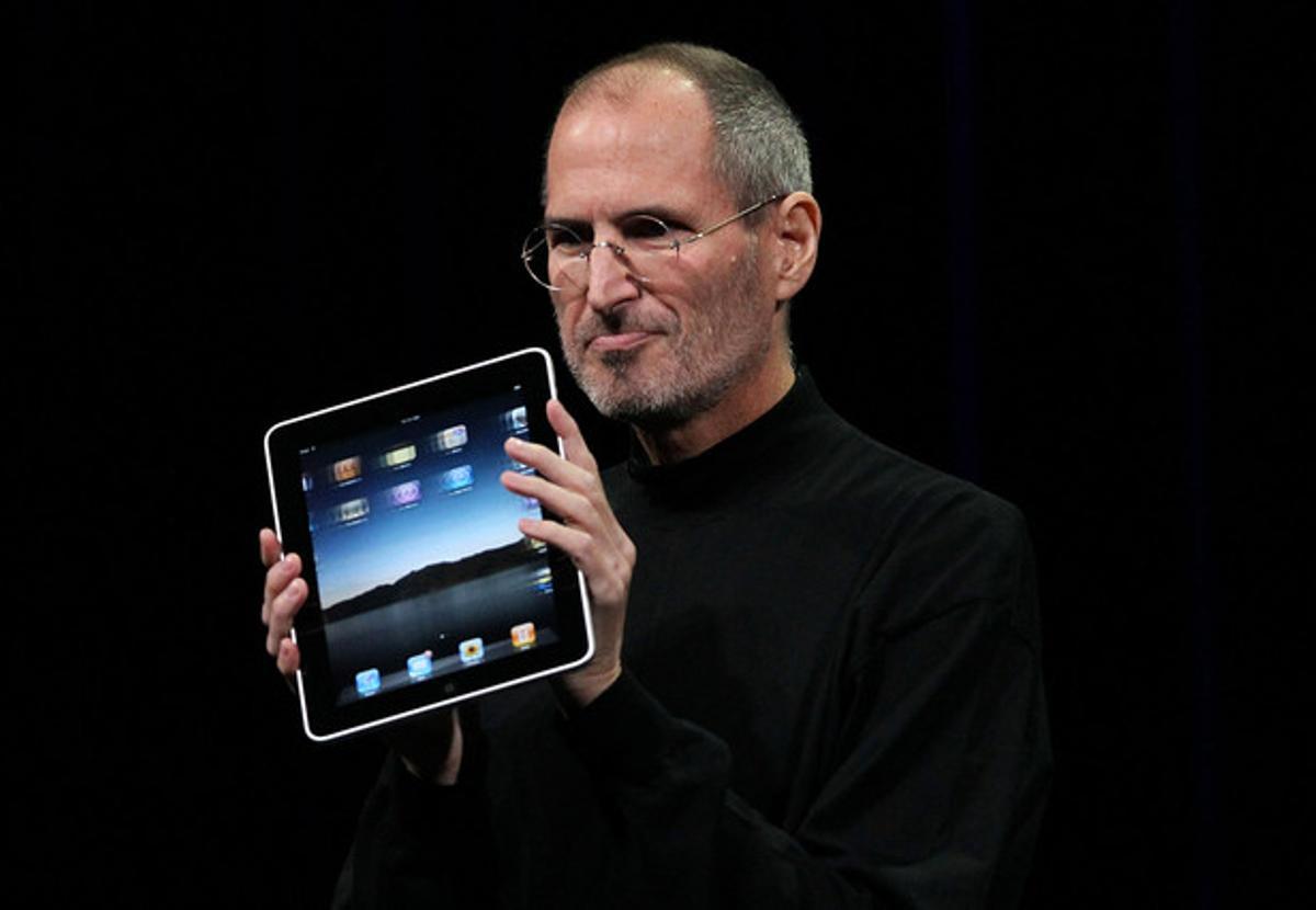 Steve Jobs amb el primer iPad el gener del 2010.