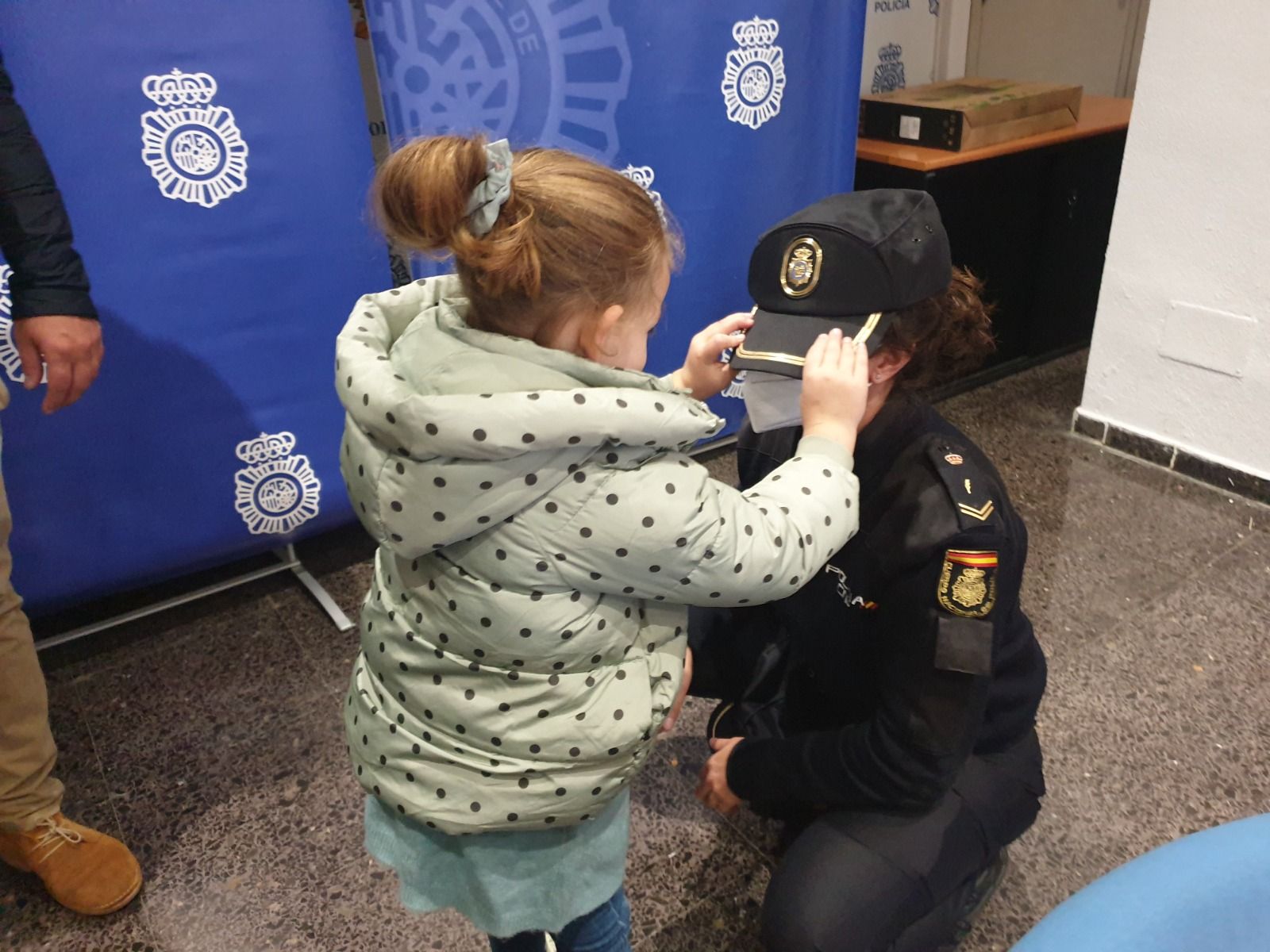 La pequeña Emma visita a la Policía Nacional