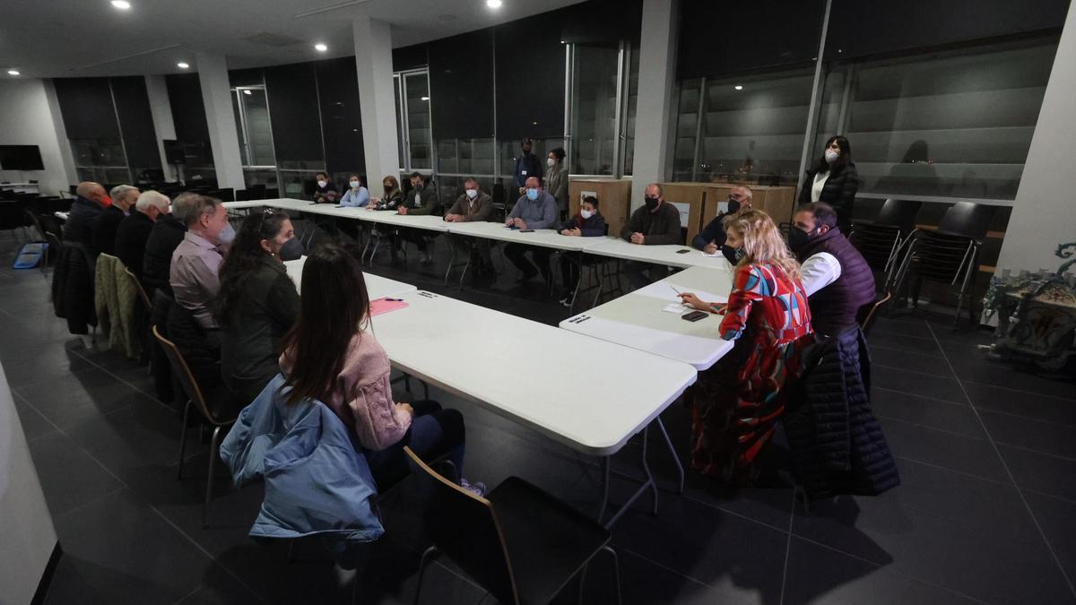 Un momento de la reunión de ayer en el Palau de la Festa con los colectivos festeros.