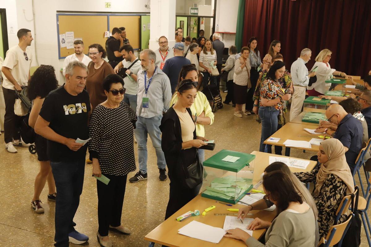 Votaciones en el colegio electoral en el Hernán Ruiz. Votaciones en el colegio electoral en el Hernán Ruiz.