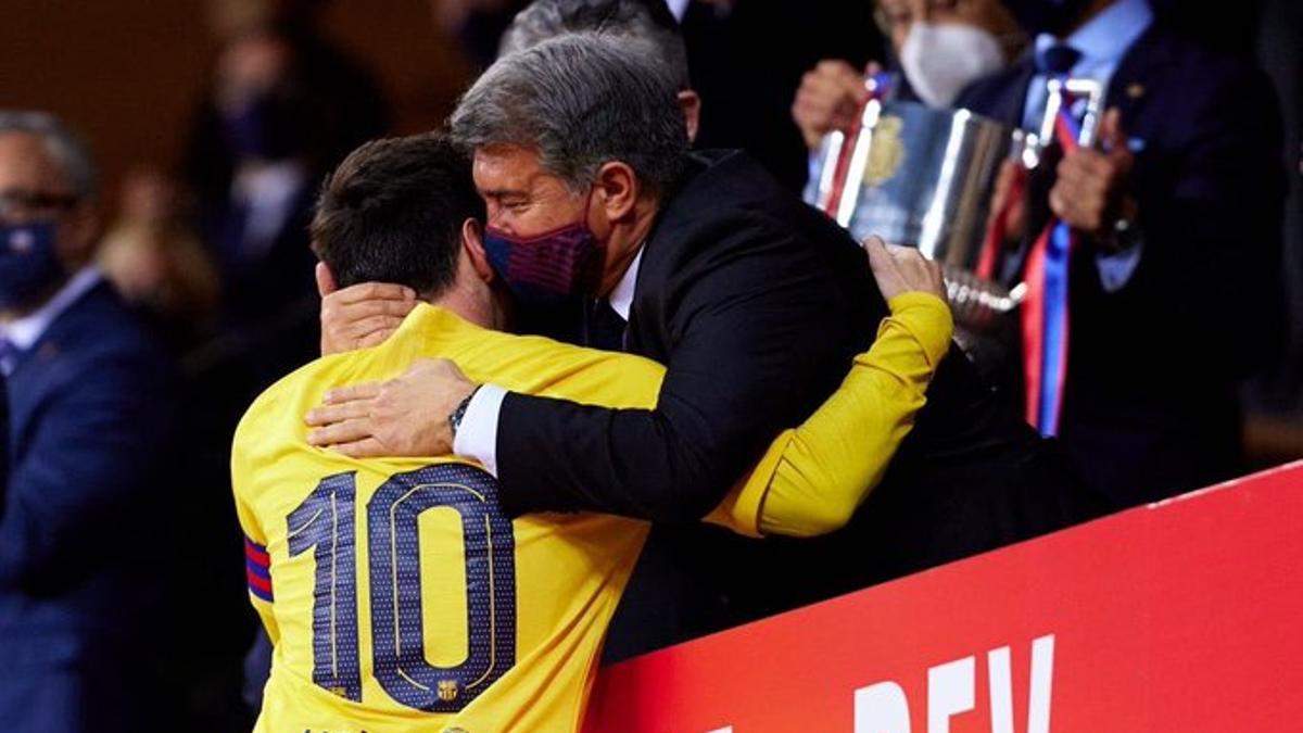 Laporta abraza a Messi antes de recoger la Copa del Rey en Sevilla.