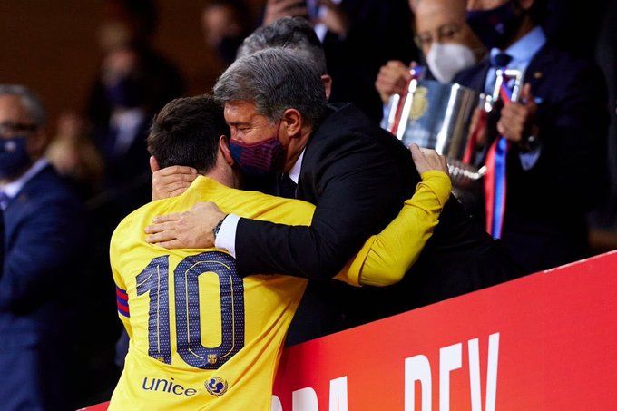 Laporta abraza a Messi antes de recoger la Copa del Rey en Sevilla.