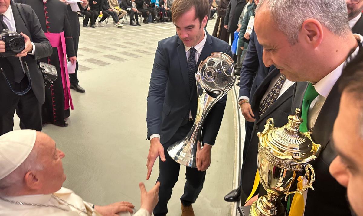 El capitán del Palma Futsal estrecha la mano del Papa Francisco.