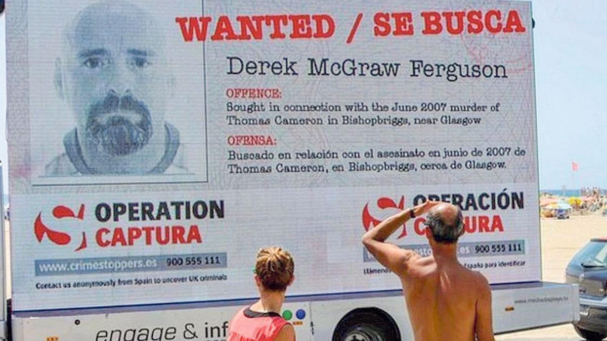 Cartel itinerante sobre la búsqueda y captura de Derek Ferguson en la Costa del Sol.