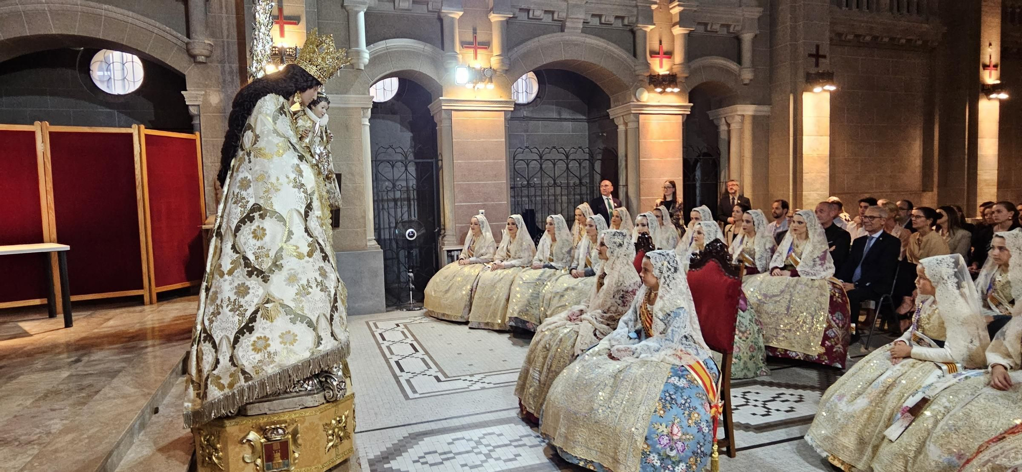El Besamanos de falleras mayores y cortes 2024, en imágenes
