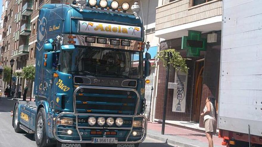 Imagen del espectacular camión que recorrió las calles de Sax, con la alcaldesa dentro, el pasado domingo