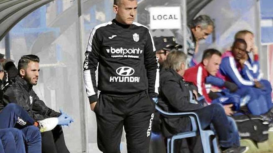 Horacio Melgarejo, que acabó expulsado en su debut como técnico del Baleares, durante el partido.