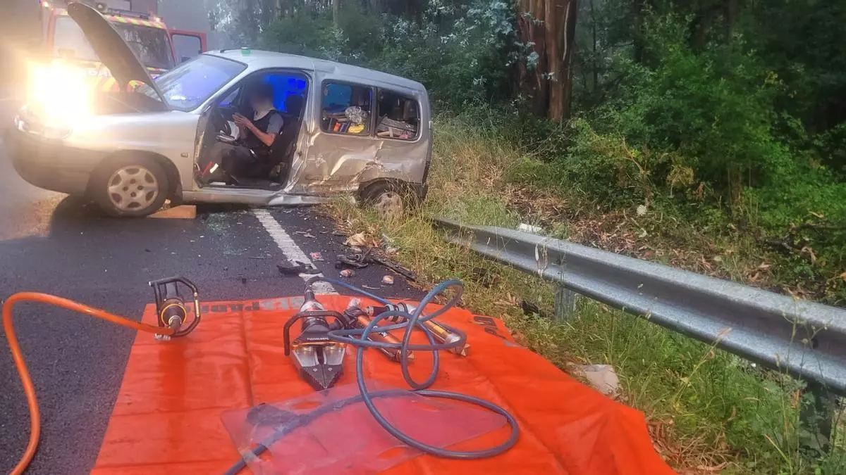 Evacuado un conductor tras una colisión entre dos vehículos en Catoira