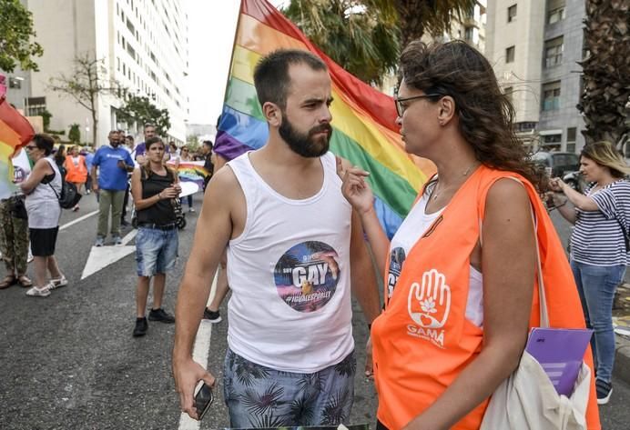 LAS PALMAS DE GRAN CANARIA A 24/06/2017. Este 2017 el lema del orgullo está vinculado a la demanda de la Ley de Igualdad LGTBI que combata los flecos pendientes para la igualdad legal y real. La manifestación discurrió por la avenida de Mesa y López hasta Santa Catalina. FOTO: J.PÉREZ CURBELO