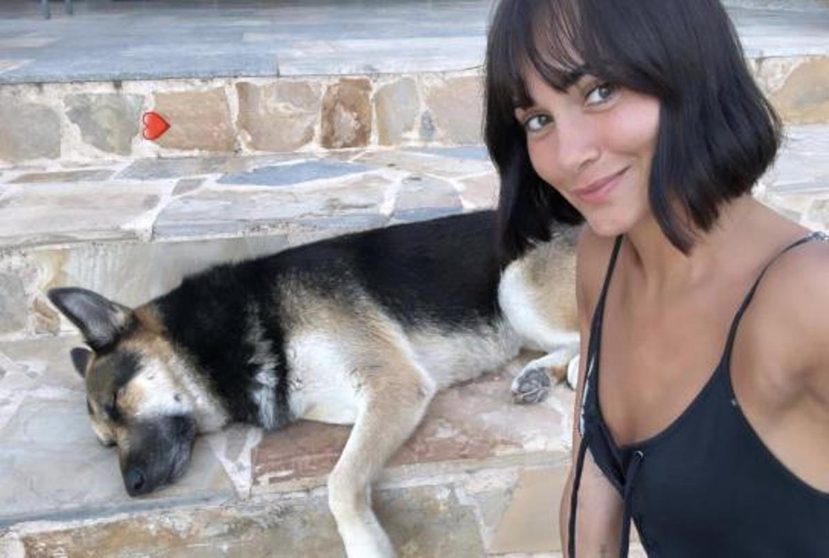 Aitana junto a su perra Sopa, ya más adulta