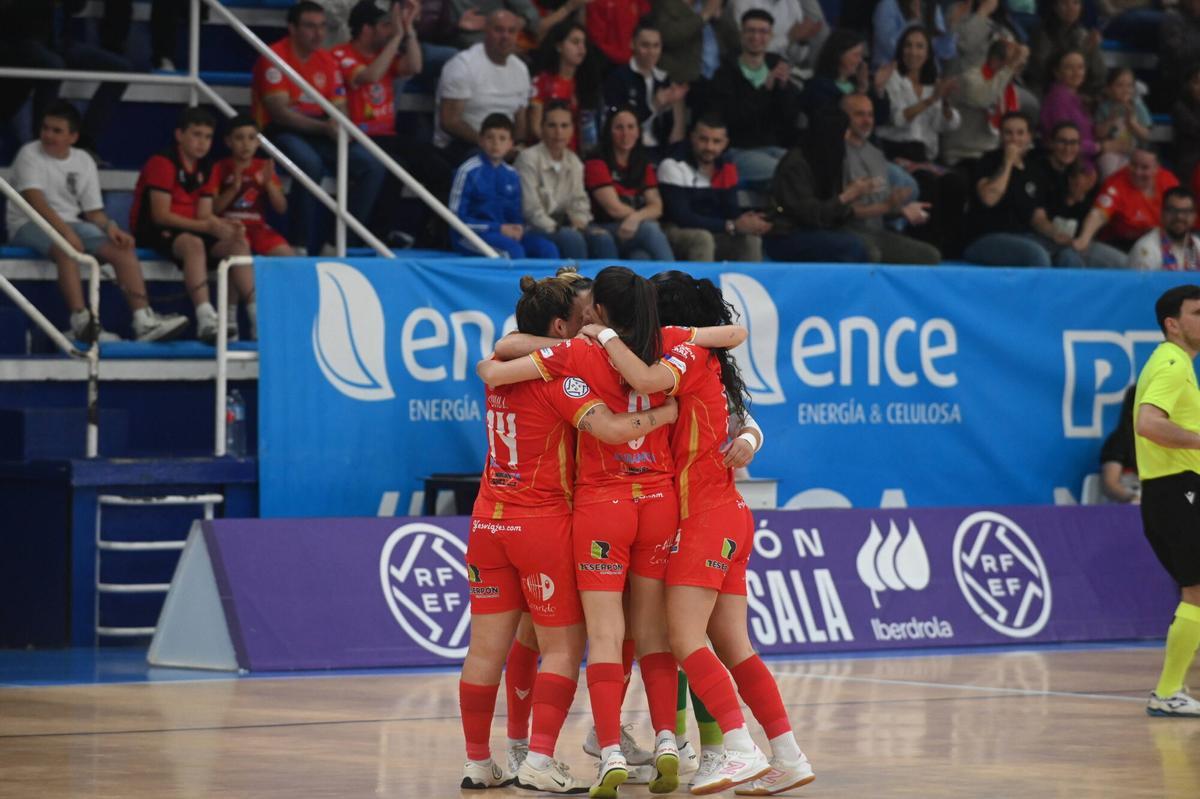 Las jugadoras del Poio celebran un gol.