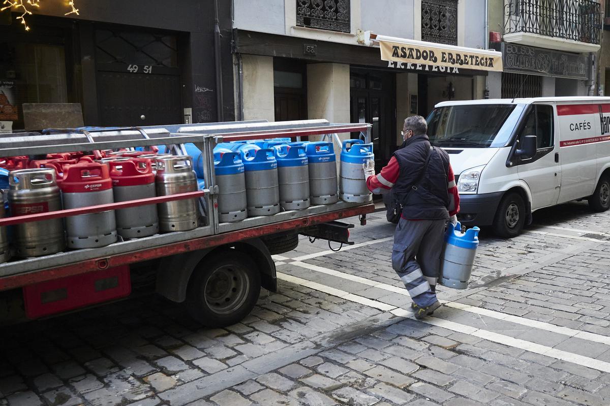 Un repartidor de bombonas de butano