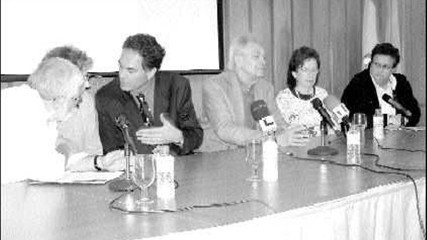 De izquierda a derecha, el ginecólogo Rafael Maroto, Amelia González, directora de Salud del Principado; Ramón Quirós, Michel Odent, una traductora y Ana Covadonga Espinel, gerente del Hospital de Jarrio, ayer, durante las jornadas.