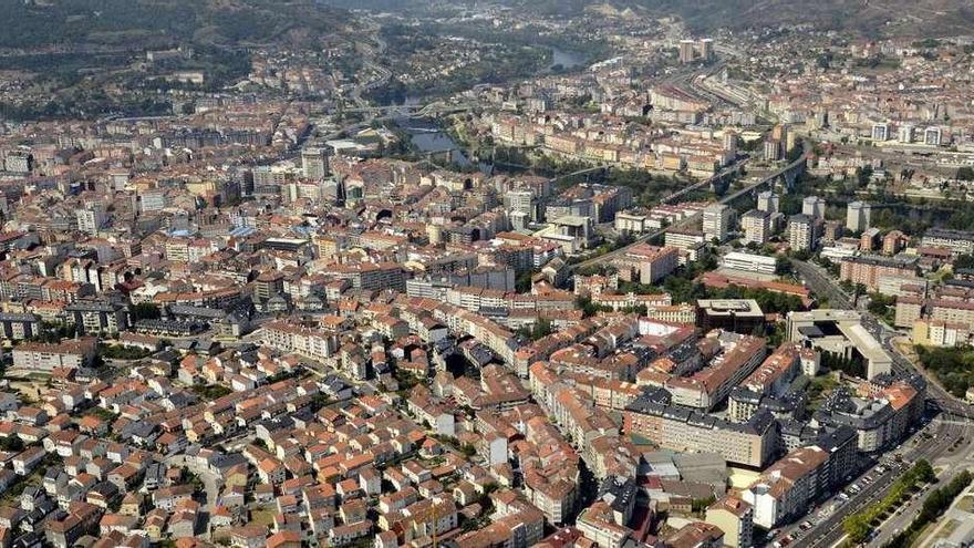 Vista desde el aire del crecimiento urbanistico de Ourense. // B.L.