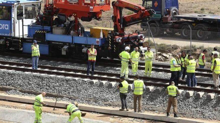 Los operarios de Adif seguían trabajando ayer en el tramo del AVE (Alpera) que se inundó el miércoles y que mantiene cerrada parte de la vía