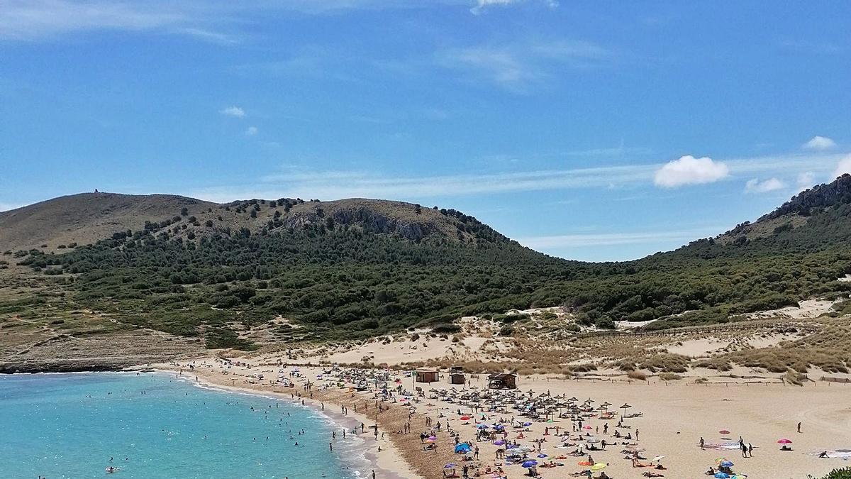 Spektakulärer Ausblick von der Siedlung auf den unterhalb gelegenen Strand von Cala Mesquida. | FOTOS: SOPHIE MONO