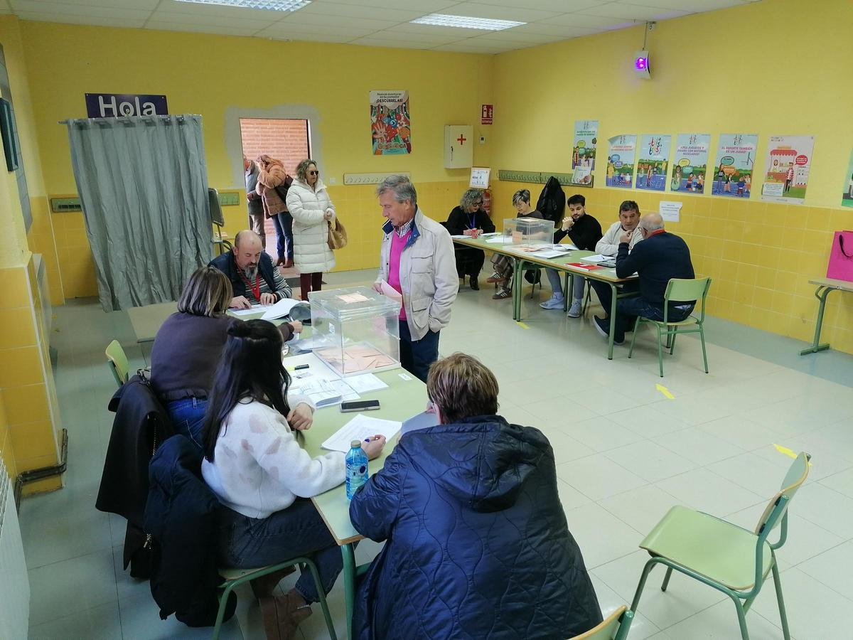 Varios vecinos se disponen a votar en las mesas de un colegio de Toro.