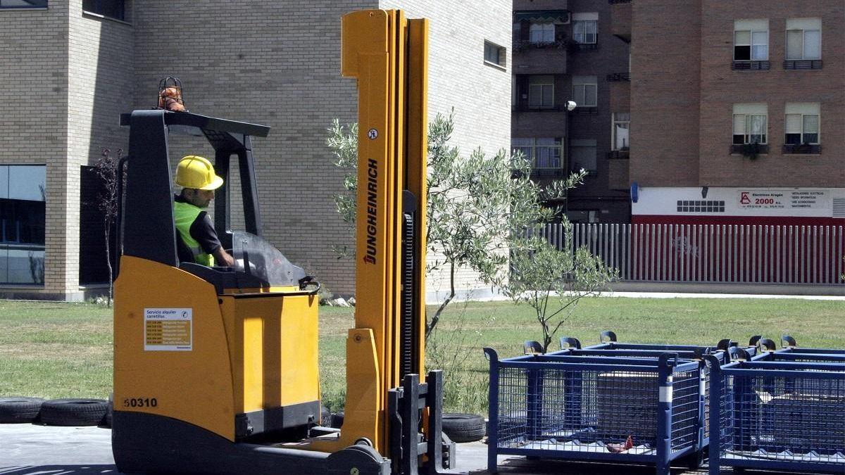 Un trabajador manipula una grúa.