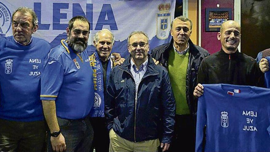 Asistentes a la celebración de la peña oviedista de Pola de Lena.