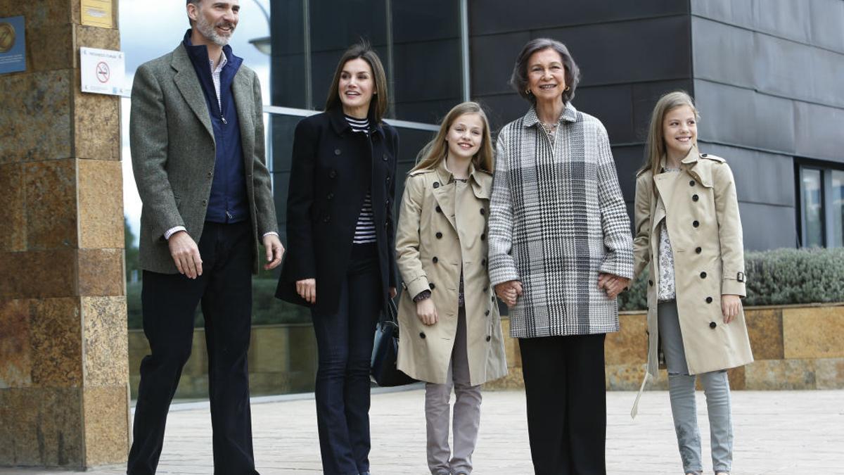 Los Reyes junto a sus hijas y Doña Sofía