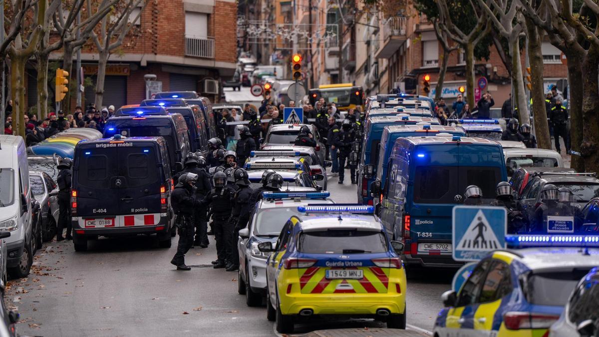 Operativo contra un intento de ocupación en la calle Mónaco de Badalona