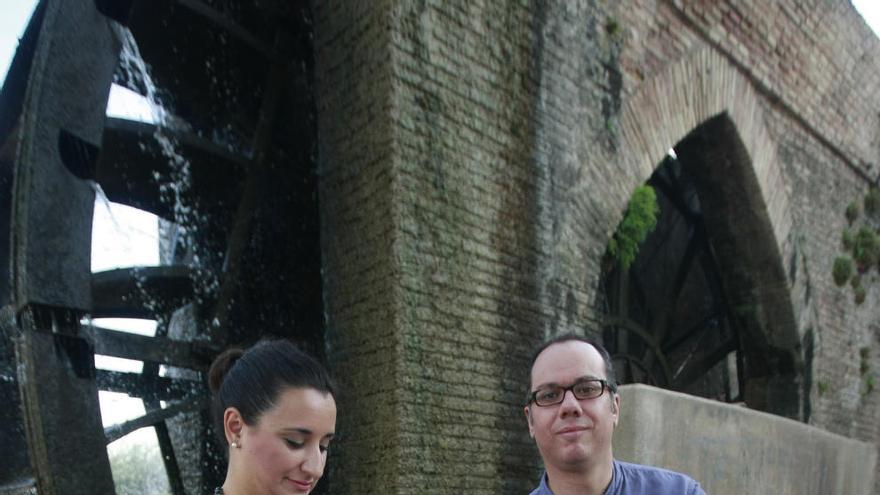 Tomás Garcia y María Luján con el libro.