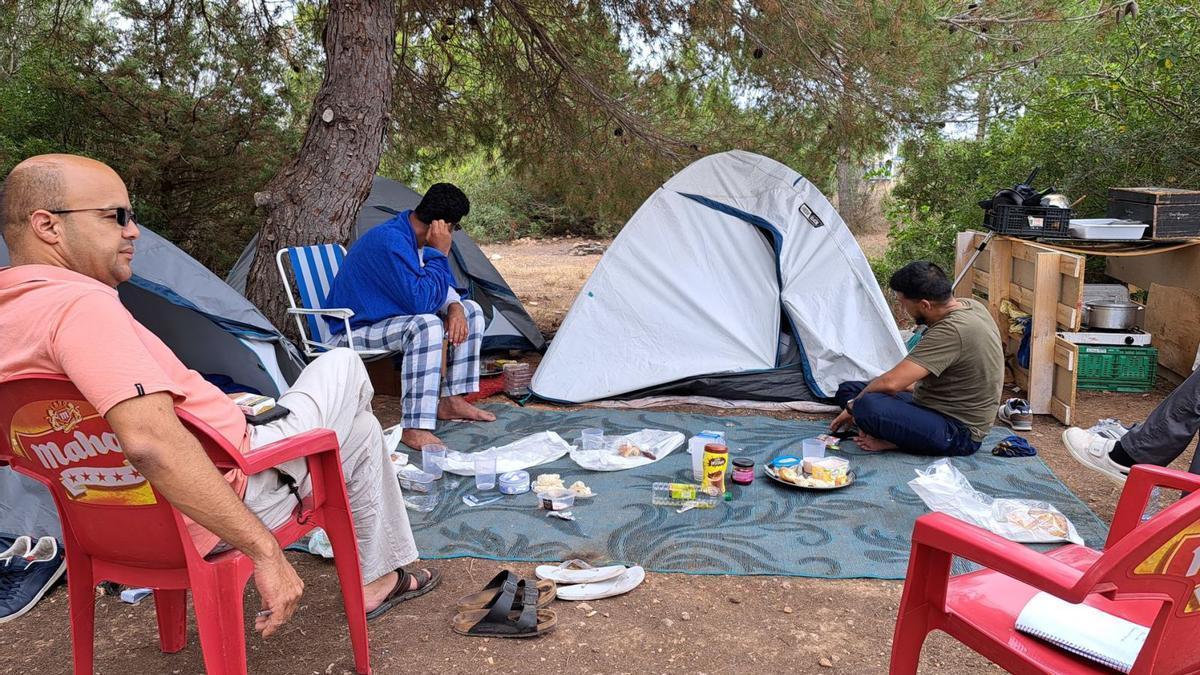 Hora del desayuno en el campamento. La mayoría prefiere que no se les identifique pero a Abdelaziz, a la izquierda, no le importa que le fotografíen.