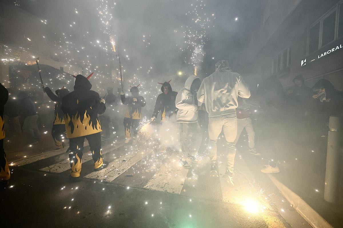 Galería: El correfocs de Dimonis de la Plana recorre las calles de Castelló