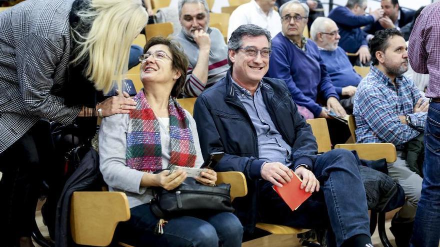 Ignacio Prendes junto a la edil Mara Simal, ayer, durante la reunión de Ciudadanos en el centro municipal de El Coto.