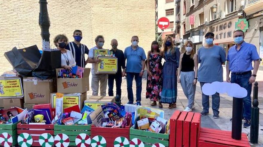 Entrega de material escolar de Zaragoza Esencial a la ONG Solidaria Online