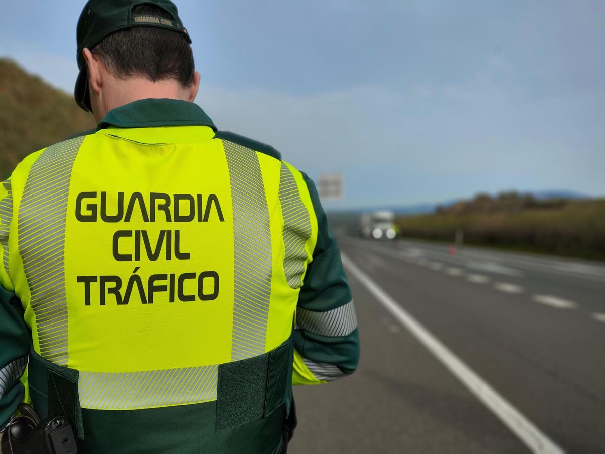 Un agente de Tráfico de la Guardia Civil