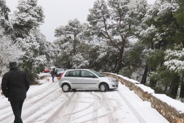 Nieve en la carretera A-7000 de Los Montes