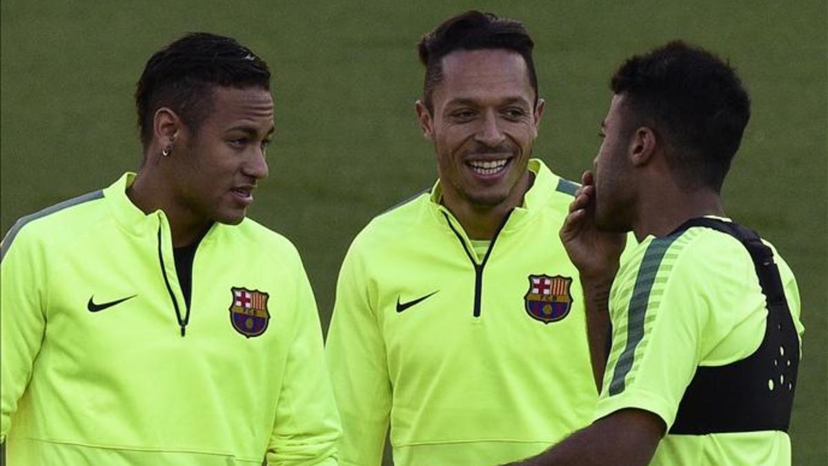 La marcha de Adriano reduce la nómina de brasileños en el FC Barcelona