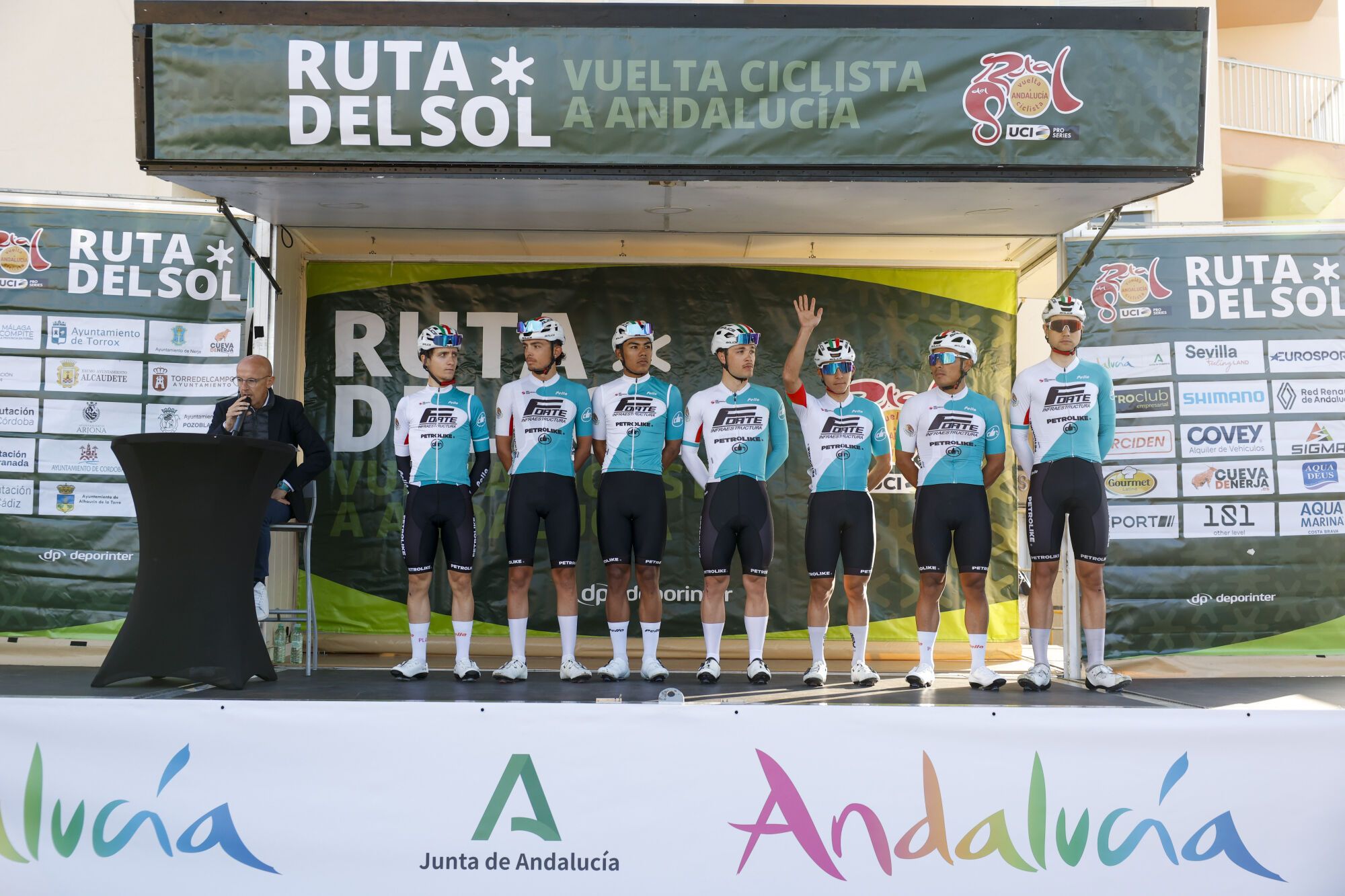 TORROX (MÁLAGA), 19/02/2025.-Los integrantes del equipo Petrolike, al inicio de la 71 edición de la Vuelta a Andalucía-Ruta del Sol, que conmemora el centenario de la primera, disputada en 1925, comienza este miércoles en Torrox (Málaga) y acaba el domingo en La Línea de la Concepción (Cádiz), con un trazado de 820 kilómetros y cinco etapas, y con el belga Tim Wellens, el español Enric Mas, el británico Thomas Pidcock y el colombiano Nairo Quintana como favoritos. EFE/ Jorge Zapata