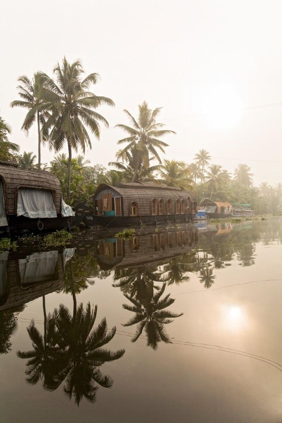 Uno de los puertos de los canales de Kerala al atardecer.