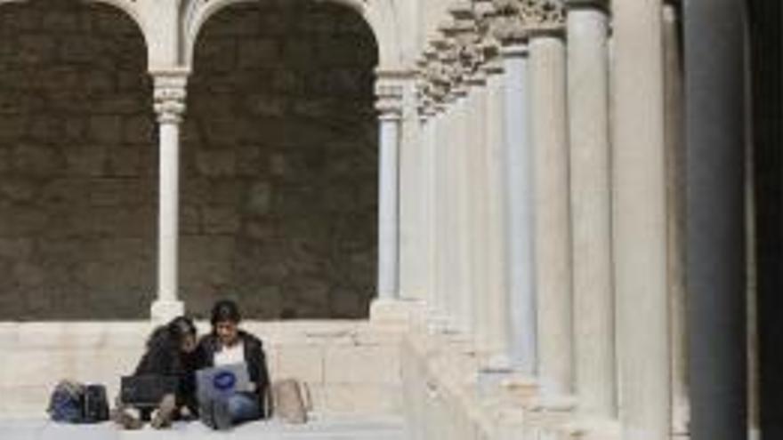 Dues estudiants al claustre de la Facultat de Lletres