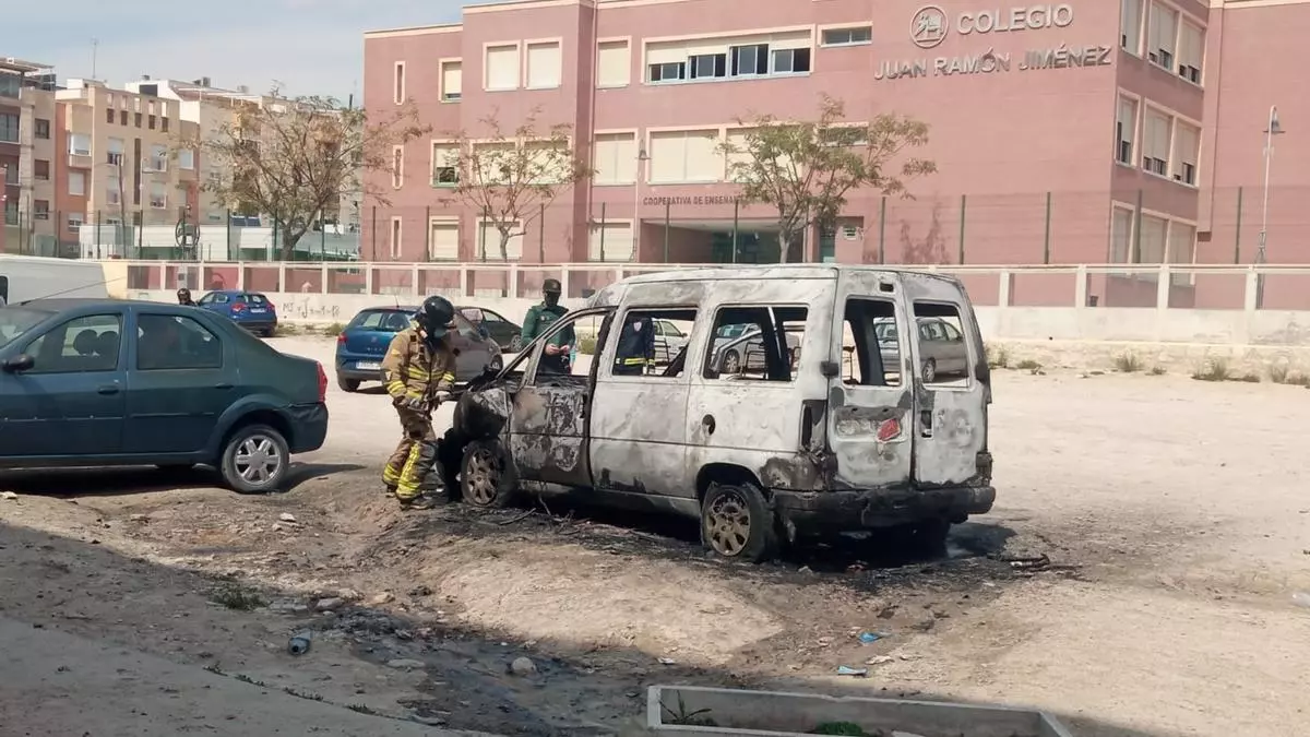 Un vehículo es pasto de las llamas en el casco urbano de Cieza