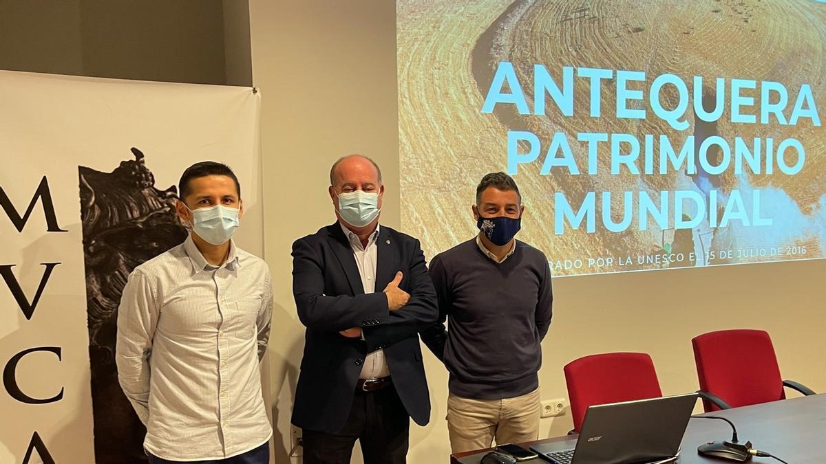 El alcalde de Antequera, Manuel Barón, en el centro, ha presentado la nueva web.