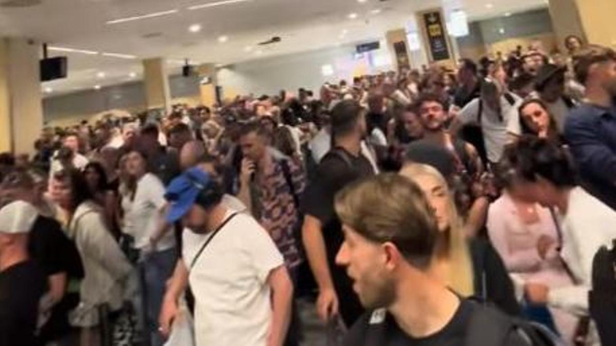 Colas en la zona de control de pasaportes en el aeropuerto
