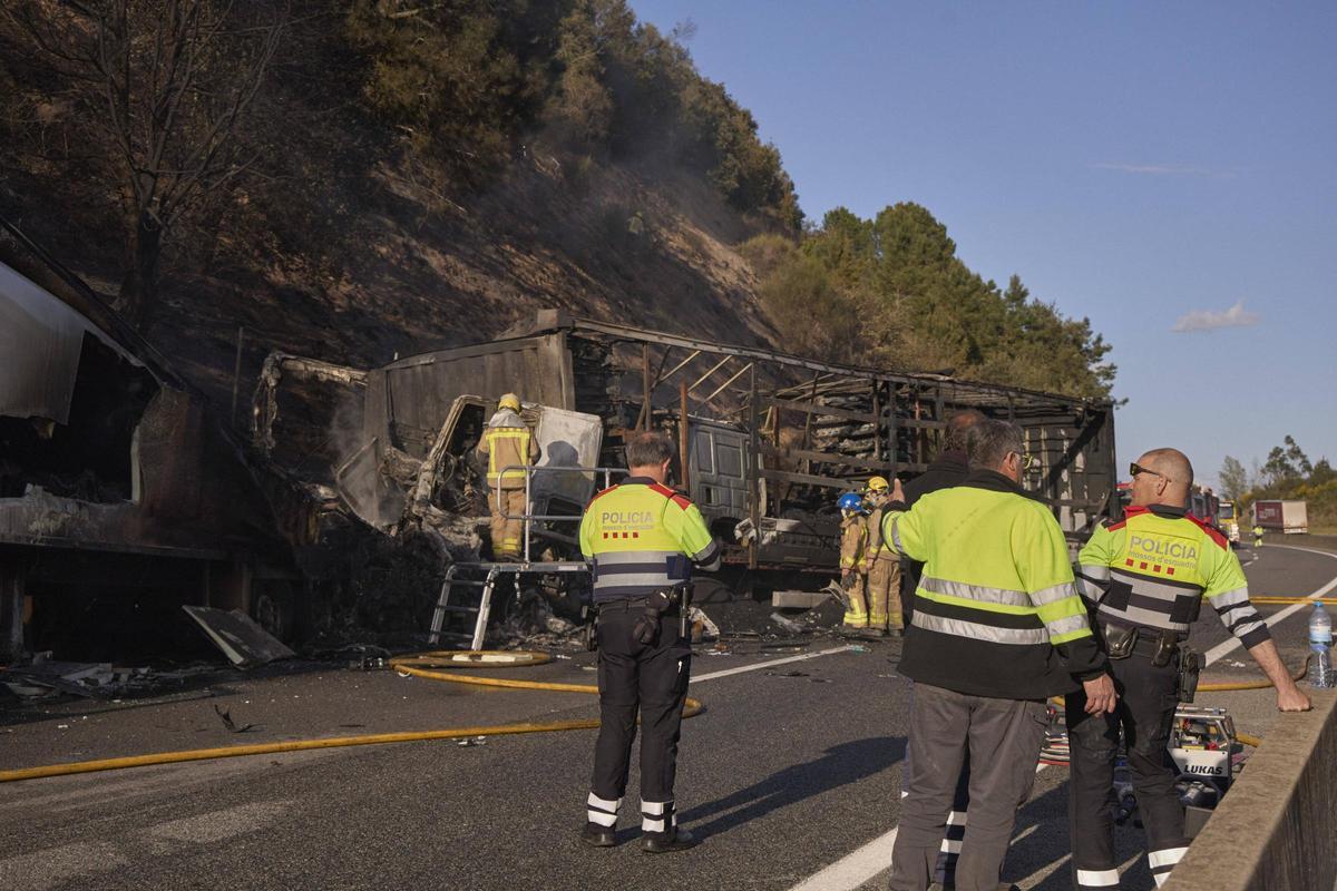 Imatges de l'accident entre dos camions a l'Eix Transversal, a l'alçada de Santa Coloma de Farners Imatges de l'accident entre dos camions a l'Eix Transversal, a l'alçada de Santa Coloma de Farners